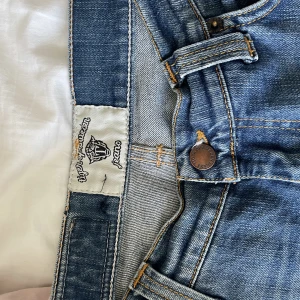Tiger of Sweden🩷 - Så sjukt snygga, lågmidjade jeans!🥰Rak snygg modell med låg midja. Snygg blå färg med riktigt bra skick.