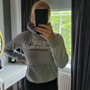 Hoodie - Hoodie från Peak performance, passar en xs/s