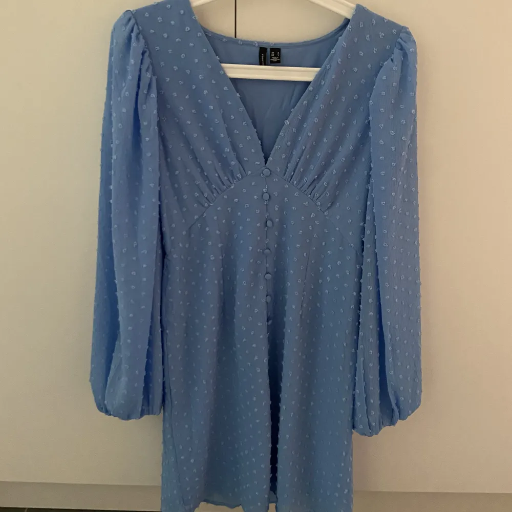 Jättevacker klarblå klänning från Vera Moda. Använd 1 gång men kommer inte till användning. Strl S. Klänningar.