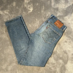 Levis 501 - Säljer nu mina riktigt feta jeans ifrån Levis! Byxorna är i bra skick utan defekter. 