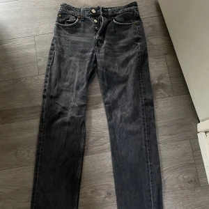 Mid Rise jeans från zara  - Säljer dessa snygga mid Rise jeans från zara då det blivit för små för mig, använda men i fint skick🤩