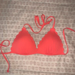 Bikinitopp  - Säljer en bikinitopp från HM i strl 36. Knappt kommit till användning så fint skick🤍