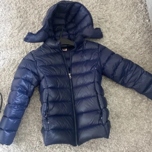 ralph lauren jacka  - Säljer en mörklblå vinterjacka som är använd 1 vinter , inga skador på den. Den är 16 år på barnavdelning vilket motsvarar Xs /s. Säljs för 550🥰