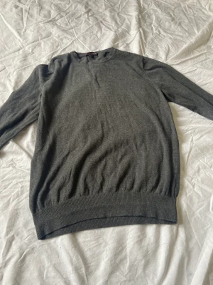 Tröja  - Säljer min tröja har använt en gång och den är i S