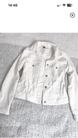 Jeans jacka vit dam  - Vit jeansjacka jeans skjorta från HM i storlek xs men passar även S utan problem! Ordinariepris 399kr. Använd enbart en gång. Basic plagg som funkar till allt och lyfter upp varje outfit. Super fin!