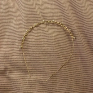 Hårband😻 - Snyggt hårband i guld! Väldigt fint! Men används aldrig av mig!