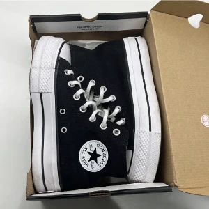 Convers  - Jätte fina convers i bra skick! Dom är andvända ca 3 gånger! Köpt i Stocholm på Foot Locker för ca 900kr