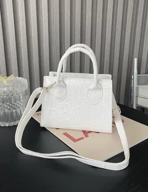 Jätte söt vit liten handväska! Köpt för länge sedan men faktiskt helt oanvänd.  Mått: 13cm hög 17cm lång