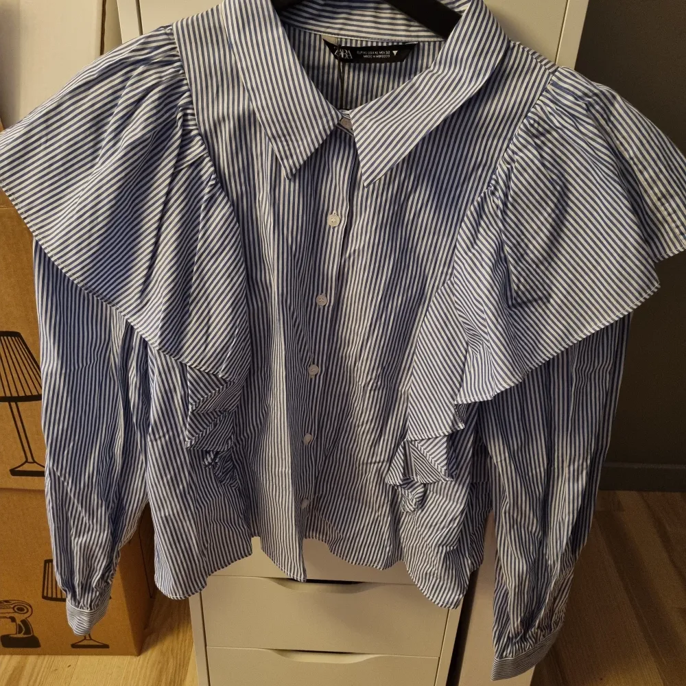 Randig skjortblus storlek XL men passar en L, endast prövad. Skjortor.