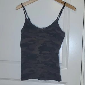 Militär mönstrat linne - Militär mönstrat linne från AMISU. Storlek S