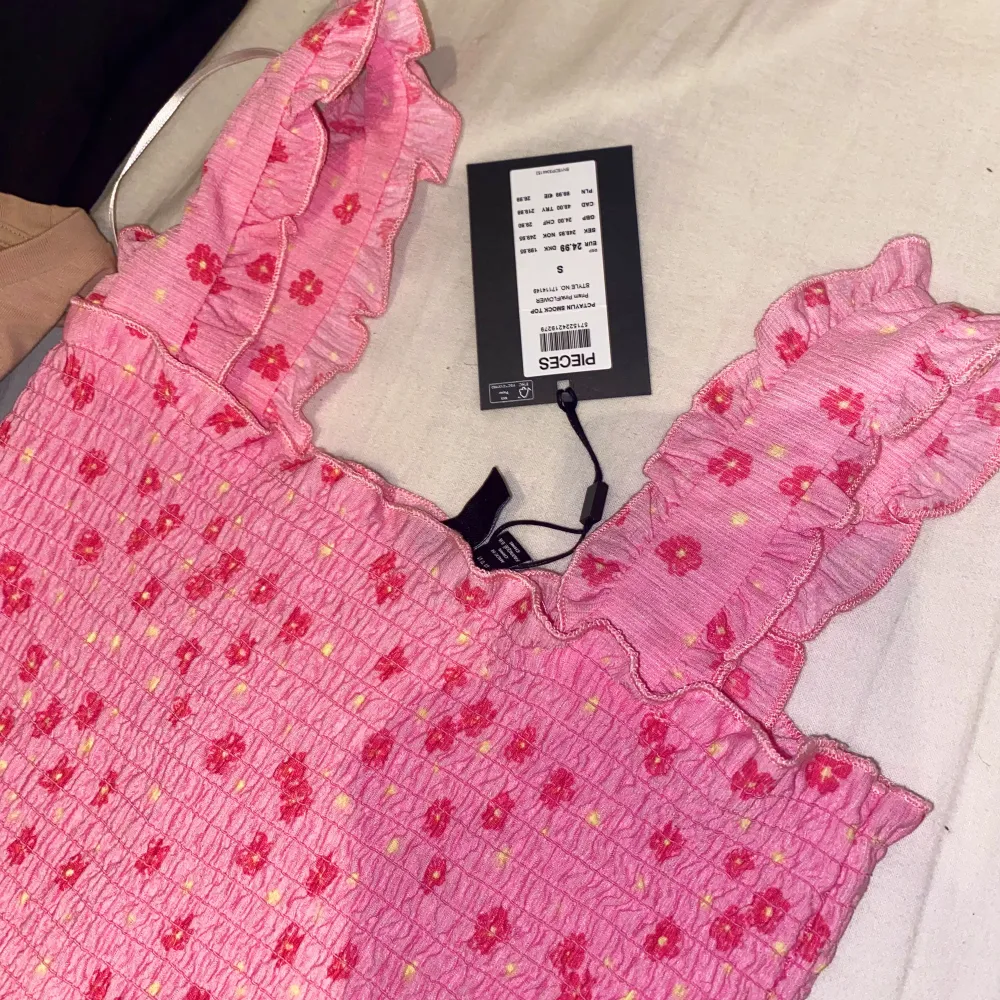 Supergulligt rosa linne med lappar kvar, stl S men passar xs-m, stretchigt. Nypris 250kr. Använd gärna köp nu💗. Toppar.