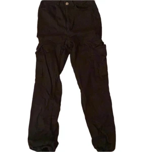 Svarta cargo pants - Säljer mina svarta cargo pants från bikbok i storlek 36! Dom har fickor på  sidan💓