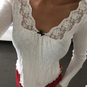 Odd molly topp - Långärmad Odd Molly topp i XS. Köpt för några år sedan i deras butik på NK. Nypris ca 1000 kr