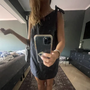 Klänning - Super fin one shoulder klänning från other stories!!