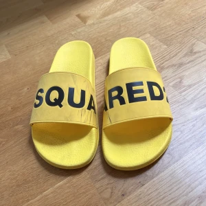Dsquared2 - Säljer mina dsquared2 tolflor då jag tyvärr vuxit ur dem. Köpta på Nk herr mode. 
