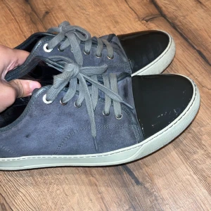 Grå Lanvins  - Hej, jag säljer nu mina Lanvins i bra skick, dem är bara lite skrapade där nere som man kan se på bilden men det märks inte! Kvitto, sko låda osv tillgår ej eftersom förra ägaren då slarvat bort det! Men dem är garanterat äkta och köpta i NK!