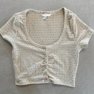 Topp - Topp från H&M med ”hål”. Storlek S. Pris 30kr