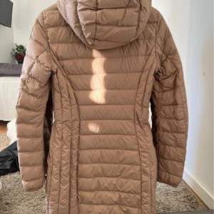 Beige parajumper Irene jacka storlek xs mycket fint skick inga fläckar Nypris 5249kr  Finns att hämta i Märsta 