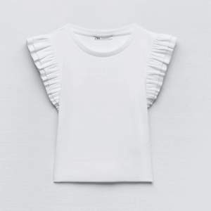 Fin vit T-shirt med volangärmar i storlek S från Zara🤍