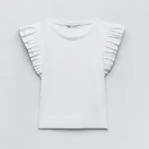Fin vit T-shirt med volangärmar i storlek S från Zara🤍
