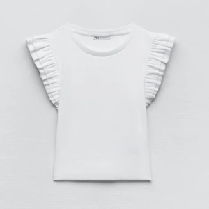 Vit Volang T-shirt  - Fin vit T-shirt med volangärmar i storlek S från Zara🤍