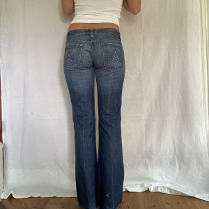 Lågmidjade bootcut jeans! - Midjemått- 38 cm  Inerbenslängd- 80 cm  Mer bilder och !vidios! På min instagram @perfectjeans 💕 