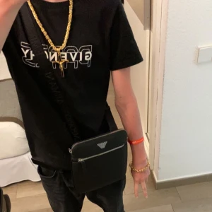 Givenchy t shirt - Köpt på nk för 1800kr Jag är 1.75 och den passar mig bra