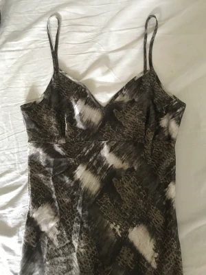 Mörkgrön klänning - Säljer denna jättefina Y2k klänningen då den är för stor för mig, aldrig använts och är i mycket bra skick!