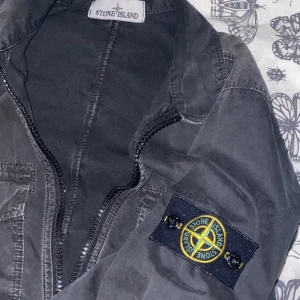 Stone island overshirt  - Snygg stone island overshirt med en washed black färg. Slå en pling vid intresse🙌🏻