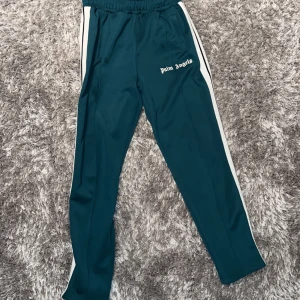 Palm angels Tracksuit byxor - Färg Mörkgrön Skick 9/10 Size Medium Säljer dom för har ej användning av dom längre