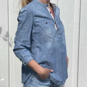 Jeansblus - En jeansblus med fina detaljer från Pepe Jeans. I Strl M men känns mer som en S