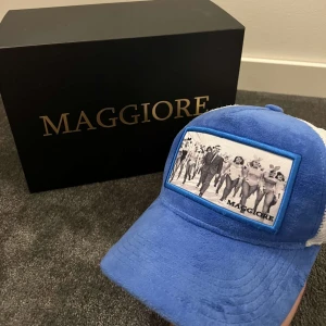 Maggiore keps C6 limited edition  - Säljer min super snygga Maggiore keps som inte säljs längre och är väldigt efterfrågad, den är i super bra skick då jag har använt den sparsamt!! Inga fel på den och om ni har frågor eller något så är det bara att skriva💕