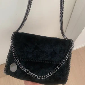 Stella McCartney liknande väska - Säljer min Stella McCartney liknande väska som är i mycket fint skick. Storleken är medel och det finns bra utrymme till telefon mm. Även tre fack finns💗