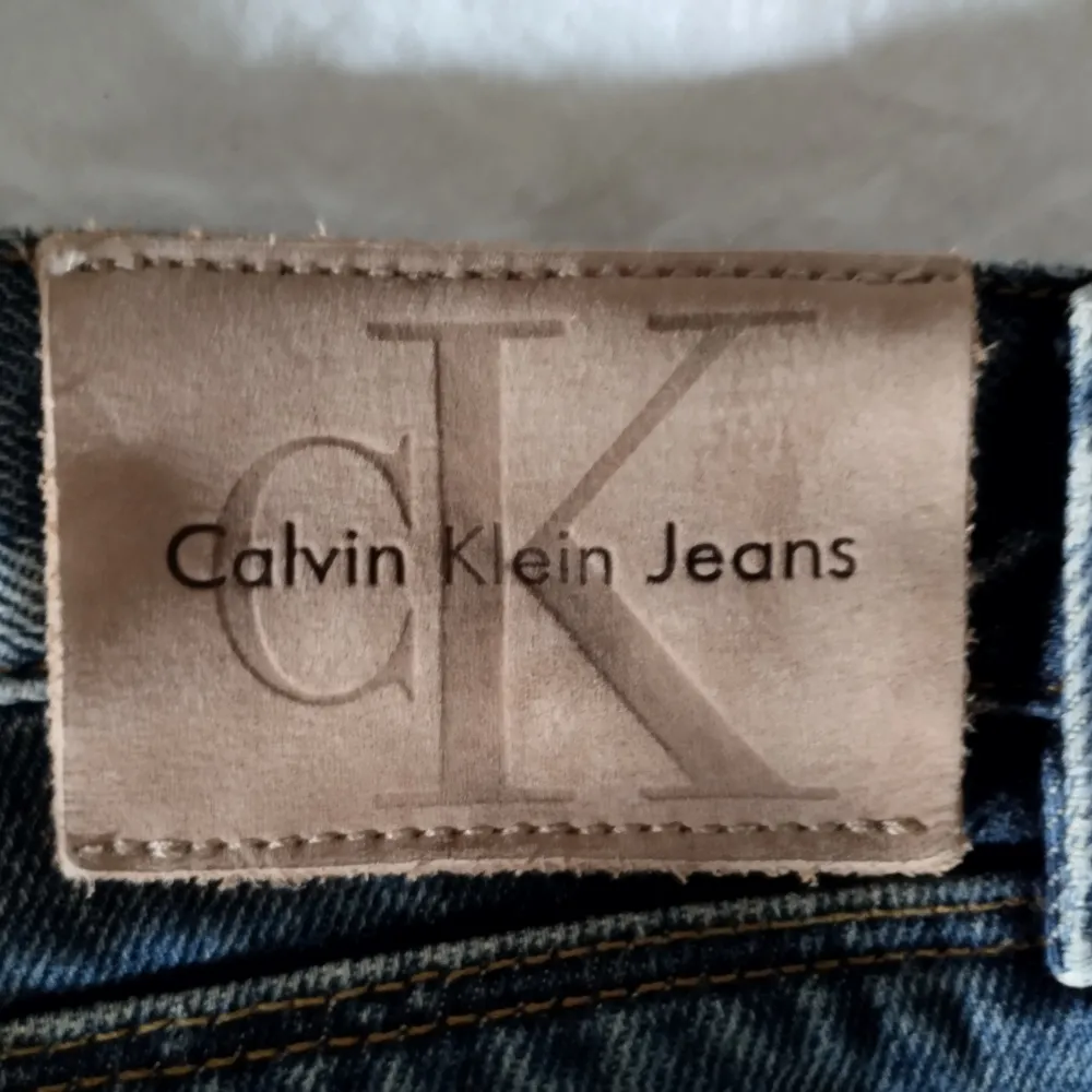 Snygga mörkblå Calvin Klein  Bootcut Jeans i mycket gott skick. Midja 39.5 cm Ytterben 106 cm Innerben 84 cm. Jeans & Byxor.