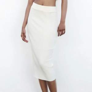 Super fin mellan lång vit kjol från Zara, använd endast 3 gånger 