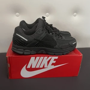 Nike Vomero 5 - Säljer mina Nike Vomero 5 då dem inte är i min stil. Helt nytt skick och är felfri
