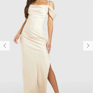 Balklänning - Elegant oanvänd champagnefärgad balklänning i tall och storlek 38. Den är lite kort på mig som är 182cm. Sista bilden är det dåligt ljus då den är ljusare i verkligheten och behöver strykas💖💞