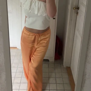 Byxor - Säljer dessa jätte fina satin byxor pågrund av att dem är för långa o inte kommer till användning! 