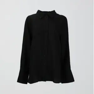 Säljer denna skitsnygga linneskjortan från Gina! Modellen är ”Lovisa linen shirt”. Denna är endast använd en gång, så i nyskick! Köpte den för 399kr!! Hör av er vid funderingar ❤️