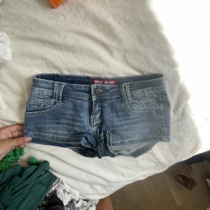 Shorts - Jeans shorts skit fina lågmidjade, jätte stretchiga så passar  Xs,s,M
