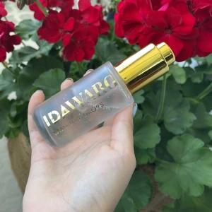 Ida varg tanning drops - Ida varg tanning drops.Använd typ 4 gånger innan.Lite utsudd text men det är ju inget fel på själva produkten ❣️