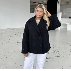 Kappa- Design by si - Fick hem kappan idag men hade råkat köpa fel färg o att skicka tillbaka den var bökigt så ser om jag kan få sålt den här istället, för egna bilder är det bara att skriva till mig eller för ytterligare information🫶🏻 Ord pris: 757kr Mitt pris:600kr+frakt74kr