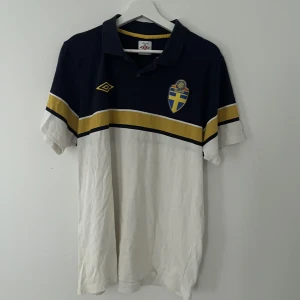 Sverige Pike - En piké tröja i Svergie tema i prima skick 