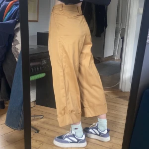 Kings Of Indigo byxa - Oanvända supersnygga Kings Of Indigo byxor. Nypris 599kr. Size 26/32. Säljer pga har ett liknande par. Personen på bilden: 175 cm lång. 