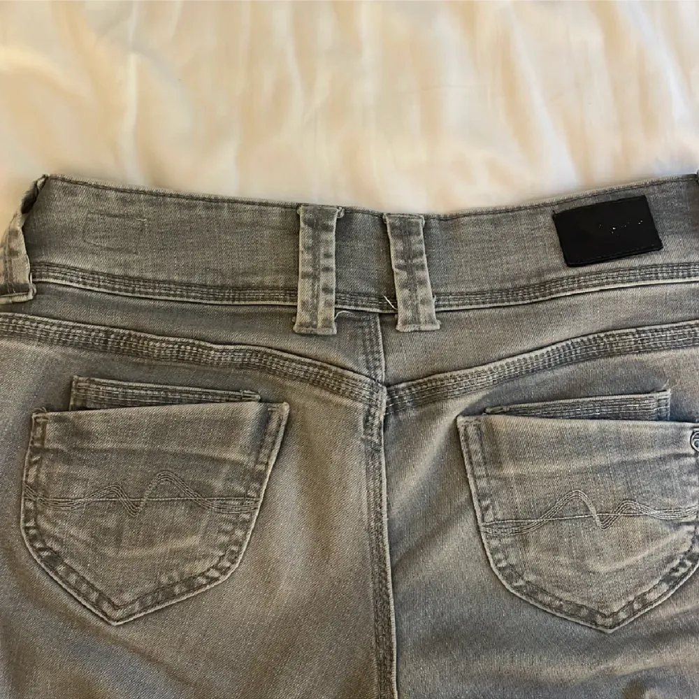 Nästan helt nya jeans från Peppe jeans. De är mycket låga i midjan. Inga defekter. Köpte för 900kr.   Tryck på köp nu om du vill köpa. 💗🌸. Jeans & Byxor.