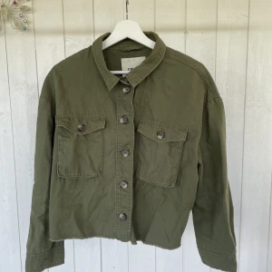 Jacka  - En skön och snygg jacka i ett tunnare material.  Passar både på våren och hösten. 