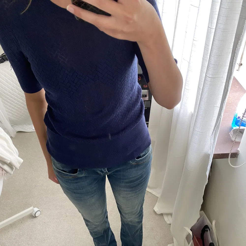 Jättesnygg mörkblå tshirt med broderier💓 köpt på c&a i Paris förra våren i storlek xs men den är ganska stor så passar en s-m! . Toppar.