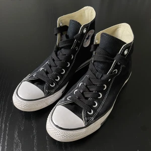 Svarta Converse strl. 40 - Converse i väldigt bra skick, sparsamt använda! Storlek 40 🖤