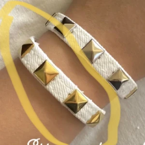 Nitarmband - Säljer detta vita nitarmband med guldiga nitar då de ej kom till användning. Köptes här på Plick av en smyckes sida för 99kr säljer endast för 50kr. (Man knäpper med knapp & de finns 2 olika ”lägen”) Hör gärna av er vid frågor eller tryck på köp nu☺️💘