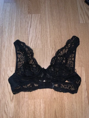 Spetsbralette - Världens finaste spetsbralette med bygel. Sparsamt använd